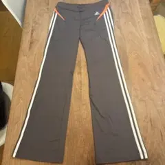 adidas レディースストライプ フレアパンツ グレー/オレンジ