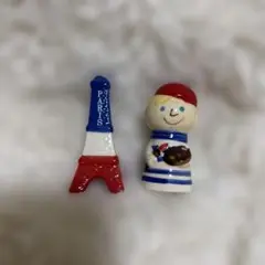 エッフェル塔とフランスキャラクターの置物