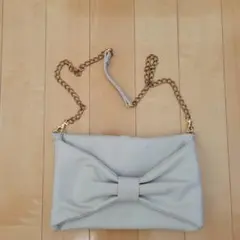 リボン付きライトグレークラッチバッグ