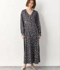 【新品未使用タグ付き】アパートバイ　花柄Vネックワンピース　ブラックのサムネイル