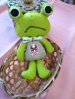 偏屈顔のおやじカエルちゃん　ハンドメイド　フェルト