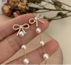 パール 3連 リボン ピアス 揺れる 小ぶり 華やか 両耳