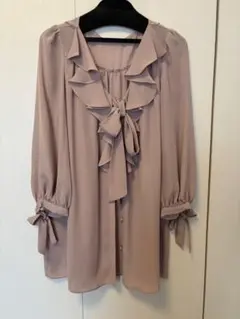 グレースコンチネンタル　フリル付きリボンタイブラウス 薄いピンク