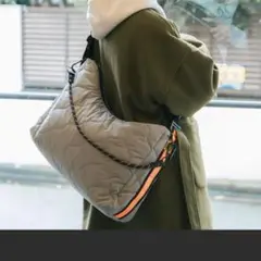 未使用　KiU パデッドキルティングショルダーバッグ(17L)のサムネイル
