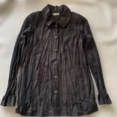黒のしわ加工長袖シャツ