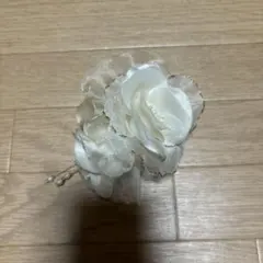 ホワイト 花 コサージュ パール付き クリップ式