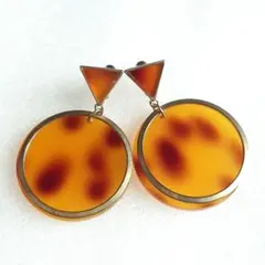 イヤリング　べっ甲カラー　トライアングル　ラウンド型　モダンなデザイン　耳飾り