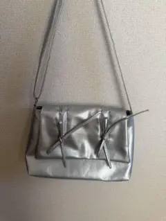 リボン付きシルバーショルダーバッグ