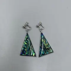 058 貝　青緑色の三角形シルバーイヤリング