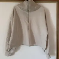 ハイネックジッパー付きクロップドスウェット