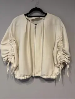 【美品】ベージュ　ギャザー入りジャケットのサムネイル