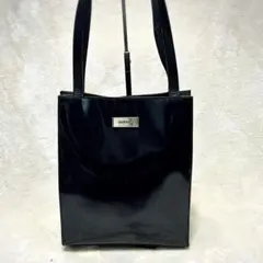 GUESS エナメル 縦型 トートバッグ 黒 肩掛け