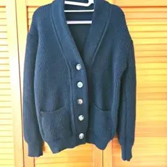 黒いニットカーディガン 長袖 ボタン付き