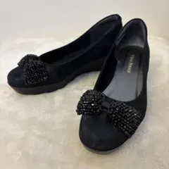 ヒルズアベニュー　パンプス　23.5cm ウェーブソールヒール　リボン　黒