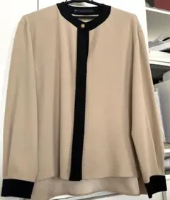 マルティニーク　クルーネックフロントボタンブラウス　ベージュバイカラー　高見え