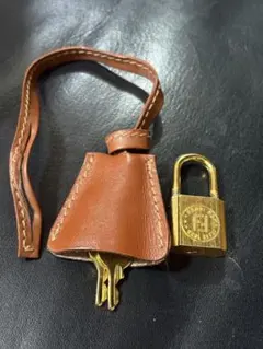 金色 南京錠 レザーケース付き 鍵2本　FENDI