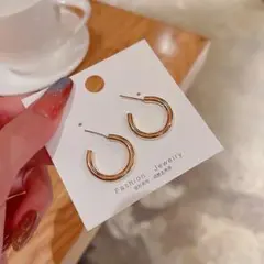 ♥️新商品♥️おしゃれ　ゴールド　レディース 　フープ　ピアス　上品　シンプル