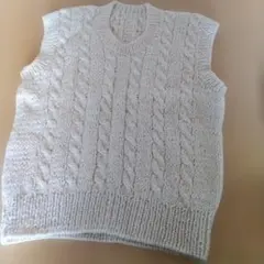 アイボリー ケーブルニット Vネック ベスト