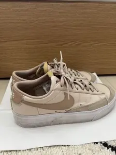 NIKE ベージュ スニーカー