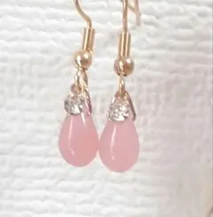 チェリーのチェコドロップ一粒ピアス　春ピアス　桃色