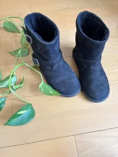 【黒色のムートンブーツです。内側はボア！Ｍサイズ!23センチくらい】