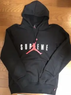 supremeとNIKEAIRJORDANのコラボパーカー