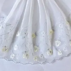 淡いクリームイエローカラーの可愛い小花刺繍チュールレース　1m　N-214