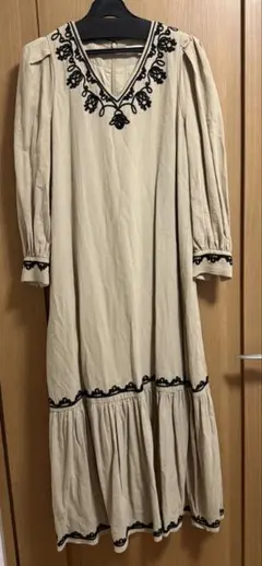 B:MINGbyBEAMS 刺繍付きベージュロングワンピース