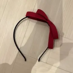赤いリボン付きカチューシャ