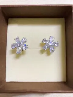 NEW!花形クリスタルピアス