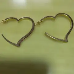 ハート型と曲線型の金色ピアス　　ハ