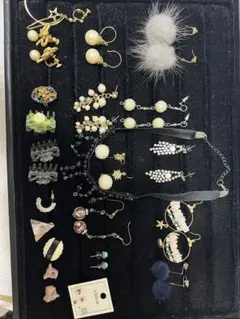多様なデザインのピアスセット