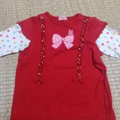 赤いリボンとウサギのTシャツ