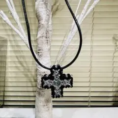 未使用　クロス型ビーズペンダント　革紐