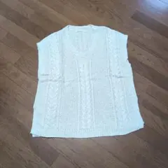 アイボリー ケーブル編み ニットベスト