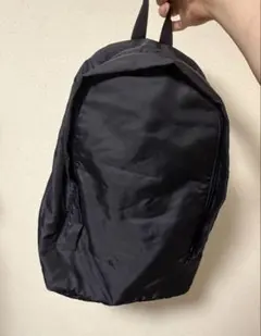 黒のナイロンバックパックのサムネイル