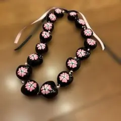 フラダンス用黒地ピンク花ネックレス　　ククイ