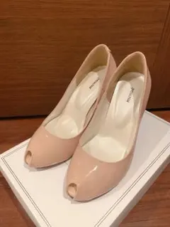 新品　未使用　ピンクベージュ エナメルパンプス