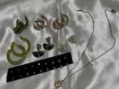 多様なデザインのピアスセット