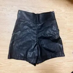 レザーショートパンツ