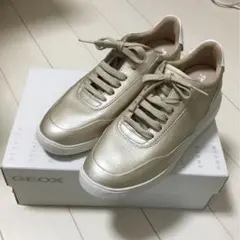 美品　GEOX RESPIRA スニーカー ペールゴールド　24cmのサムネイル