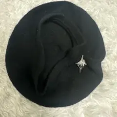 黒 ベレー帽 ブローチ付き