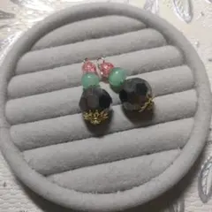 ハンドメイド 多面体ガラスビーズピアスまたはイヤリング