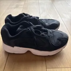 ブラックスニーカー