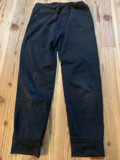 ユニクロ　黒い長ズボン　ウエストゴム、サイドポケット付き　140cm