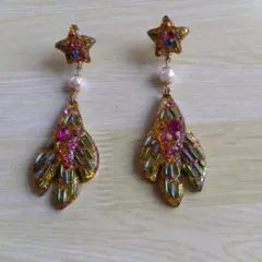 ビーズ装飾の星型イヤリング