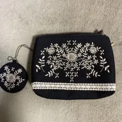 刺繍入りネイビーポーチと丸型ポーチセット