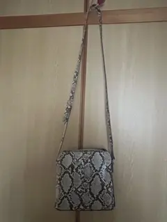 ヘビ柄ショルダーバッグ