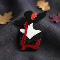 【お洒落格上げ】貴婦人 ブローチ 黒ハット 赤手袋 アクリル オットー【新品】のサムネイル