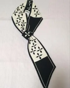 新品 黒と白の花柄 小さめマフラー